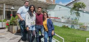 Jorge Cassis, Andrea C&oacute;ndor, Olmes Nogales (tenor, mezzosoprano y bar&iacute;tono, respectivamente) y la pianista Zelfa D&iacute;az en el patio del centro cultural Mama Cuchara, ubicado en el Centro Hist&oacute;rico de Quito.  