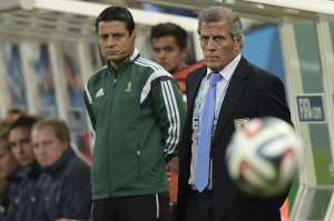 &Oacute;scar Tab&aacute;rez (d.) demostr&oacute; su alegr&iacute;a por como se dio el final del partido. Foto: AFP