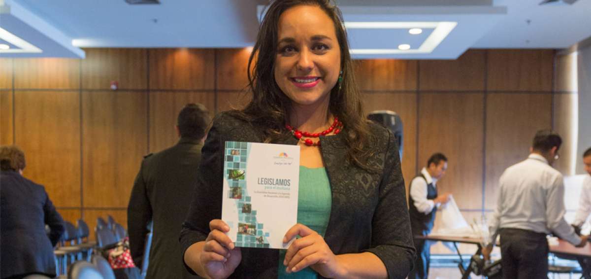 Gabriela Rivadeneira presenta el texto 'Legislamos para el ma&ntilde;ana"