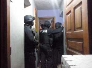 Los agentes fiscales y polic&iacute;as allanaron 16 inmuebles y 3 farmacias. Foto: Twitter Fiscal&iacute;a 