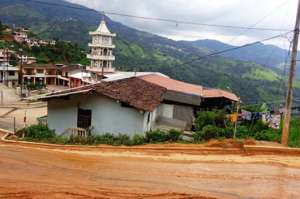 El riesgo est&aacute; latente en la parroquia San Jos&eacute;, del cant&oacute;n Atahualpa, por un posible deslizamiento del cerro debido a las fuertes lluvias. Foto: Fabricio Cruz |  para El Tel&eacute;grafo