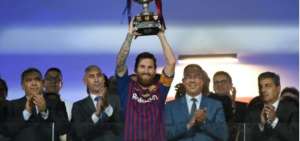 El futbolista argentino Leo Messi levanta la Supercopa de Espa&ntilde;a tras derrotar al Sevilla 2-1 en T&aacute;nger, Marruecos.