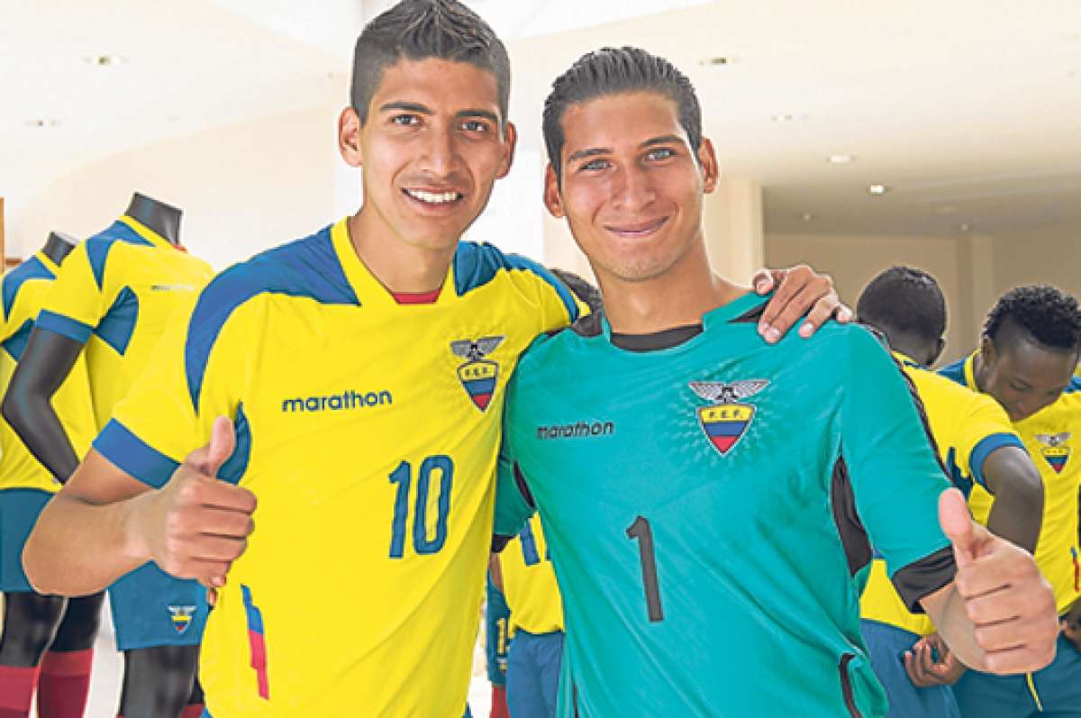 Jos&eacute; Francisco Cevallos (izq.) junto a su primo Xavier Cevallos durante una concentraci&oacute;n de la Sub-20 en la Casa de la Selecci&oacute;n. Foto: Marco Salgado / El Tel&eacute;grafo