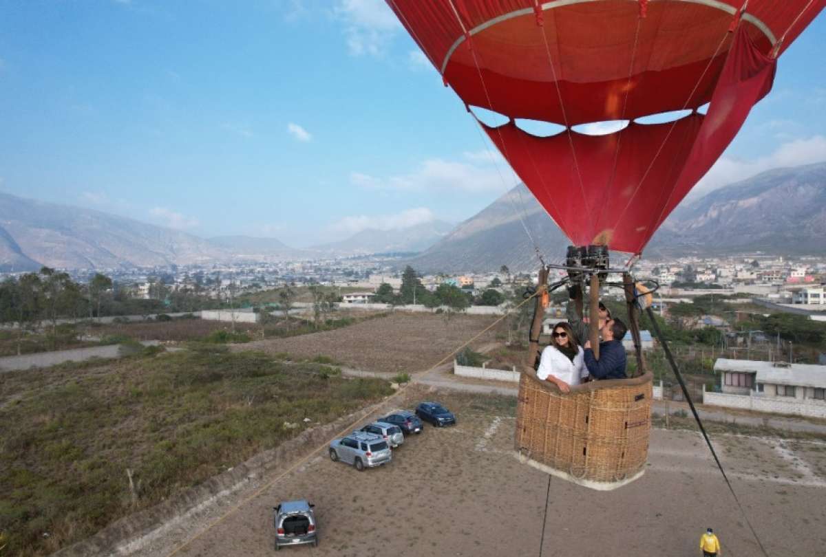 Esta actividad tiene como slogan 'Vive la Mitad del Mundo desde el Aire'.