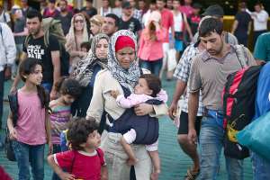 Una mujer siria llega con sus hijos y otros inmigrantes al puerto de El Pireo, cerca de Atenas. Foto: AFP