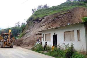 En la parroquia San Jos&eacute; del cant&oacute;n Atahualpa el cerro se est&aacute; deslizando y pone en riesgo a las familias que habitan en dicho sector. Foto: Fabricio Cruz |  para El Tel&eacute;grafo