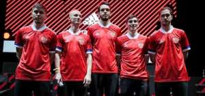 Rusos califican su nueva camiseta como un "delantal"