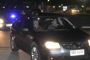 Jos&eacute; Mujica (i.) tambi&eacute;n fue al aeropuerto de internacional de Carrasco para recibir a Luis Su&aacute;rez. Foto: AFP