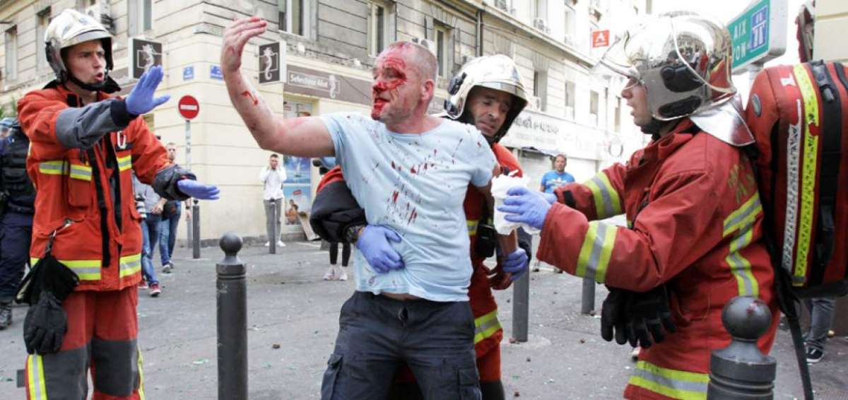 Un aficionado es atendido por param&eacute;dicos, luego de los disturbios que se presentaron el s&aacute;bado en Marsella, antes del encuentro entre Inglaterra y Rusia.