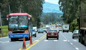 Cientos de viajeros regresaron ayer a Quito y pasaron por los peajes ubicados en Machachi y Al&oacute;ag, tras cuatro d&iacute;as de feriado. Foto: John Guevara |  El Tel&eacute;grafo