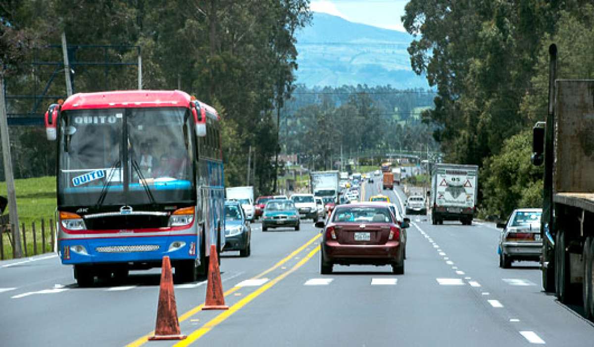Cientos de viajeros regresaron ayer a Quito y pasaron por los peajes ubicados en Machachi y Al&oacute;ag, tras cuatro d&iacute;as de feriado. Foto: John Guevara |  El Tel&eacute;grafo