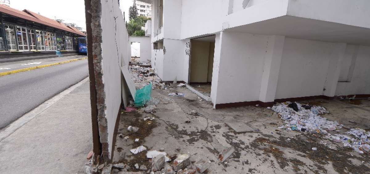 Una cl&iacute;nica abandonada en Tulc&aacute;n y Aguirre fue objeto del robo de puertas y rejas met&aacute;licas.