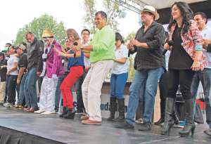 El enlace ciudadano 400 se realiz&oacute; este s&aacute;bado en el estadio parroquial de Guayllabamba, ubicado al nororiente de Quito. Miles de personas asistieron. Foto: Cortes&iacute;a Presidencia de la Rep&uacute;blica.