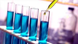 El agente LUM015, un l&iacute;quido de color azul, permite al cirujano localizar y eliminar todo un tumor canceroso cuando es aplicado en el paciente.