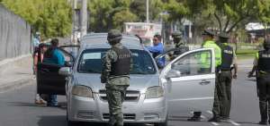 Polic&iacute;as y militares patrullan Quito