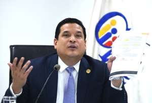 Alembert Vera fue destituido por presunto apoyo a su campa&ntilde;a por parte de una organizaci&oacute;n pol&iacute;tica.