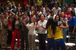 La presidenta de la Asamblea, Gabriela Rivadeneira (c), estuvo en el di&aacute;logo con los j&oacute;venes. Foto: John Guevara / El Tel&eacute;grafo