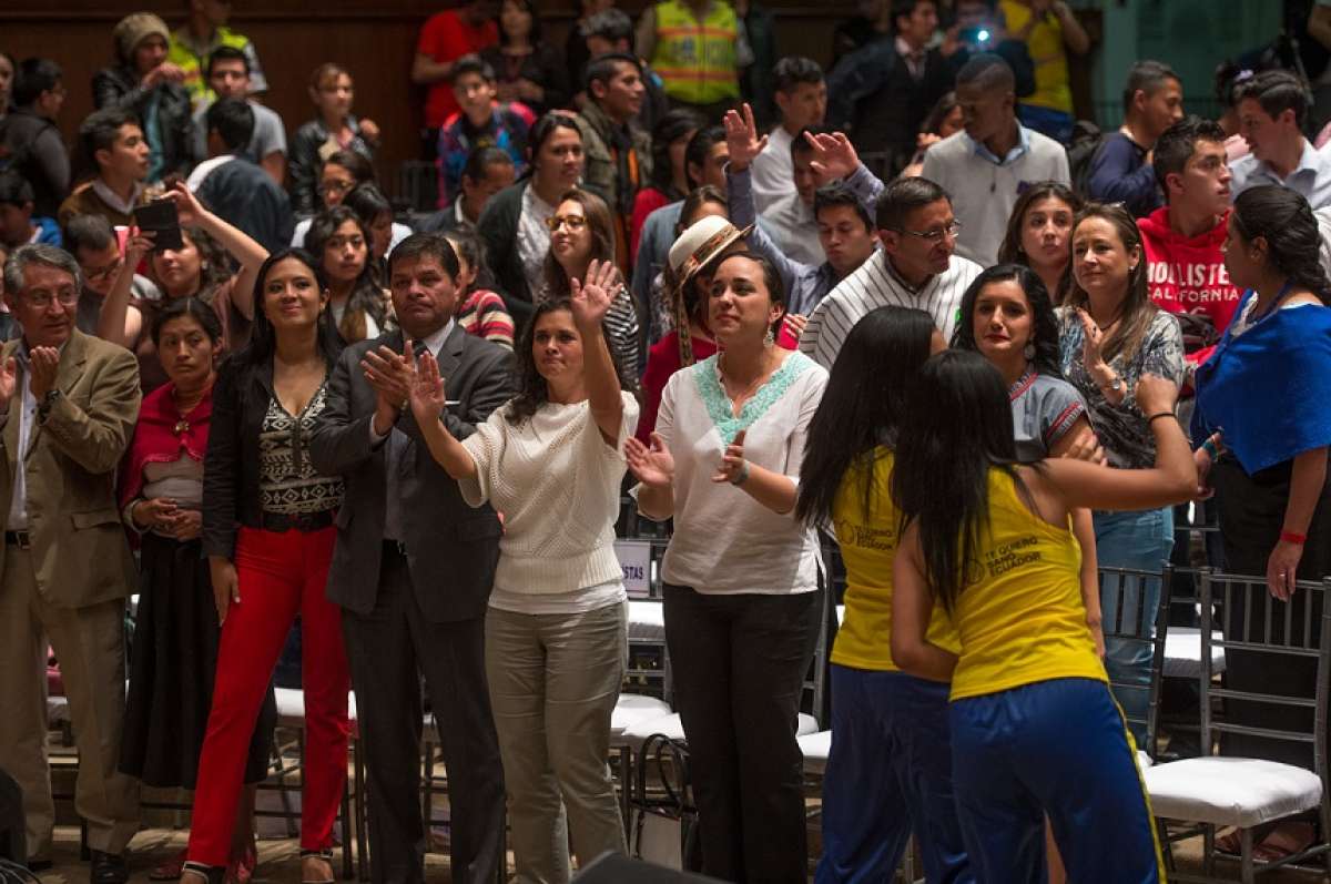 La presidenta de la Asamblea, Gabriela Rivadeneira (c), estuvo en el di&aacute;logo con los j&oacute;venes. Foto: John Guevara / El Tel&eacute;grafo