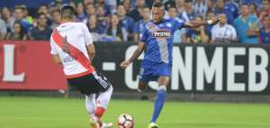 Preciado (azul), durante un partido de Copa Libertadores ante River Plate.