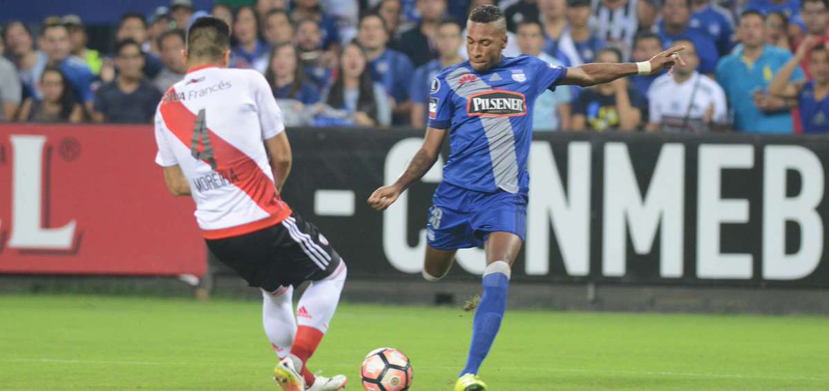 Preciado (azul), durante un partido de Copa Libertadores ante River Plate.