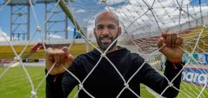 El portero Luis Fernando Fern&aacute;ndez en el arco sur del estadio Gonzalo Pozo Ripalda.