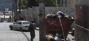 La colocaci&oacute;n de recipientes dentro del mercado en las zonas aleda&ntilde;as no impide la acumulaci&oacute;n de basura.