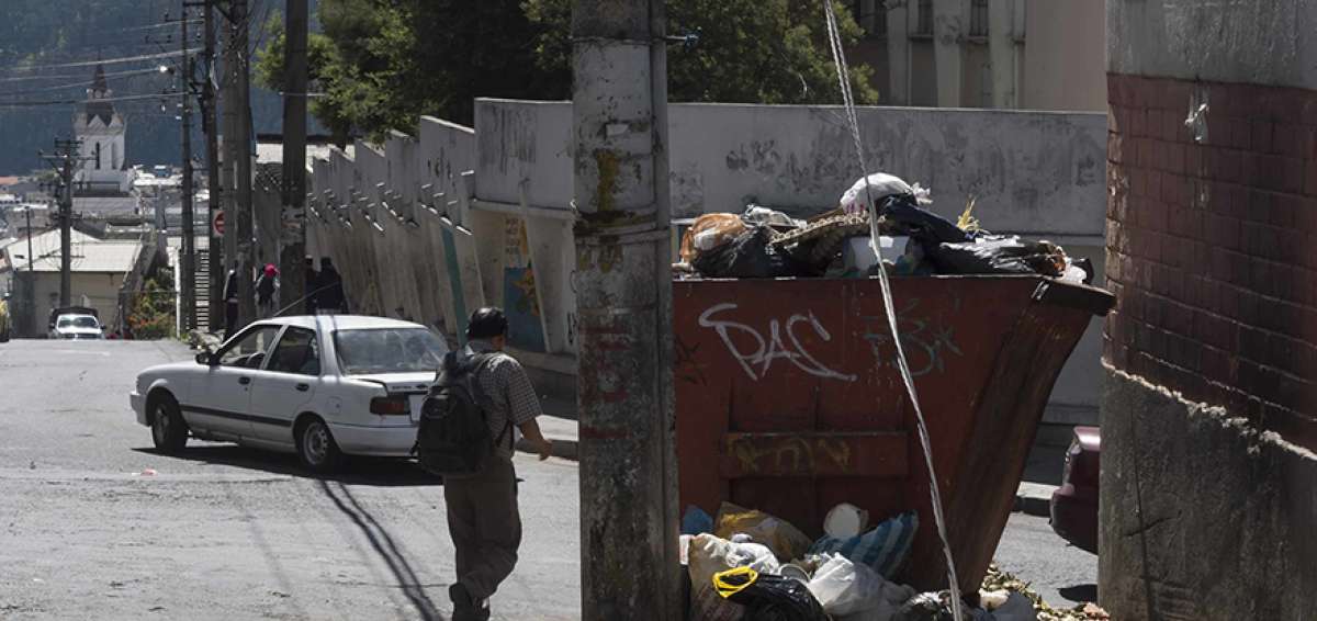 La colocaci&oacute;n de recipientes dentro del mercado en las zonas aleda&ntilde;as no impide la acumulaci&oacute;n de basura.