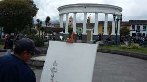 En el Parque Central de la urbe, m&aacute;s 30 artistas pl&aacute;sticos expusieron obras. 