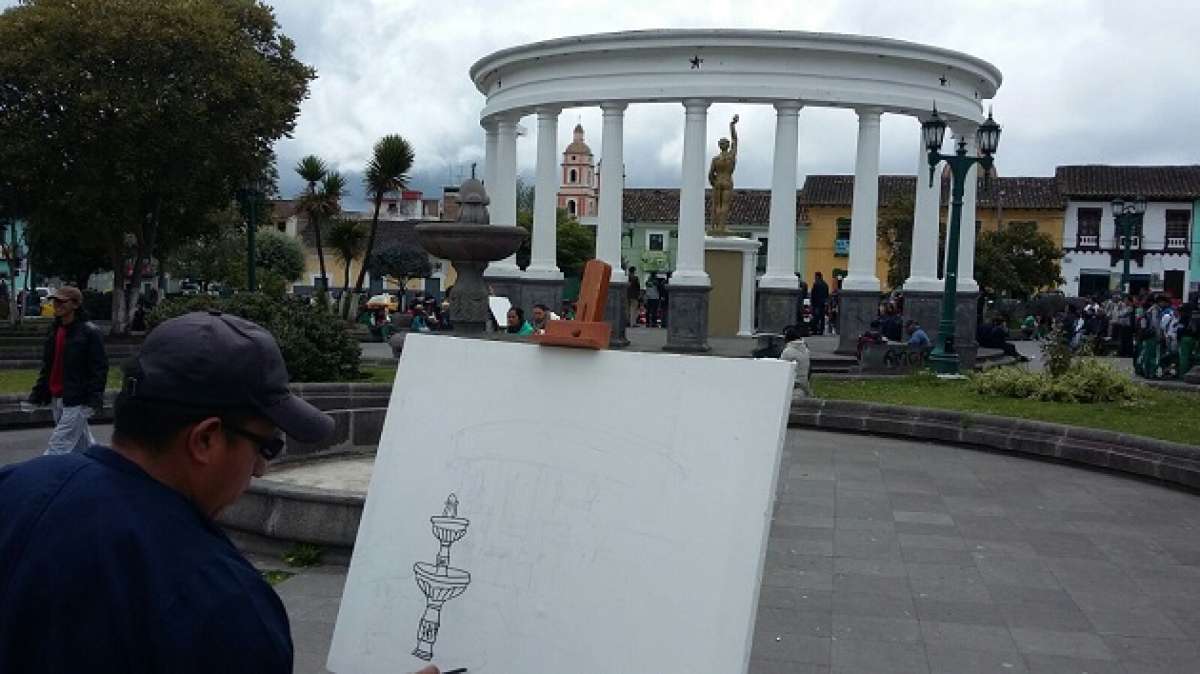 En el Parque Central de la urbe, m&aacute;s 30 artistas pl&aacute;sticos expusieron obras. 