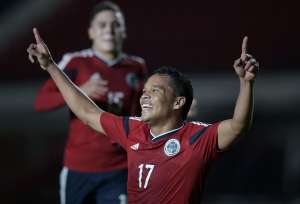 Carlos Bacca celebra el segundo gol de Colombia frente a Senegal en Argentina. Foto: AFP
