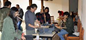 Berrezueta es un artista multidisciplinario. A m&aacute;s de ser actor, bailar&iacute;n, m&uacute;sico, director y capacitador, es un experto en la fabricaci&oacute;n de  instrumentos andinos.