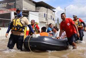 Desbordamiento del r&iacute;o Milagro obliga a evacuar decenas de familias