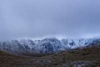 La nieve volvió a teñir de blanco el Parque Nacional Cajas. Las bajas temperaturas en Cuenca generaron un escenario invernal que fue captado por varios ciudadanos.