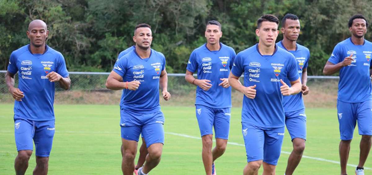 &Oacute;scar Bag&uuml;&iacute; (i), Pedro Qui&ntilde;&oacute;nez, Fernando Gaibor y cuatro jugadores m&aacute;s participan en la pr&aacute;ctica de la selecci&oacute;n ecuatoriana de f&uacute;tbol en Viamao (Brasil).