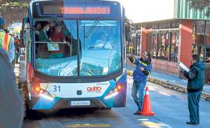 Los 40 nuevos buses articulados operan desde el pasado 5 de marzo. Su uso ha reducido la congesti&oacute;n en las paradas, pero los inconvenientes siguen. Foto: Archivo/El Tel&eacute;grafo