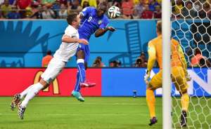 Mario Balotelli se encarg&oacute; de conectar de cabeza para poner adelante en el marcador a Italia. Foto: AFP