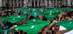'Pa&ntilde;uelazo' verde en marcha a favor del aborto en Argentina