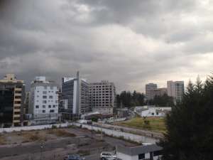 El cielo de Quito se nubl&oacute; esta tarde. Cay&oacute; una leve llovizna en centro y norte de la capital. Foto: EL TEL&Eacute;GRAFO