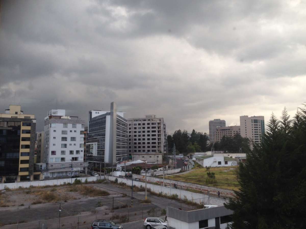 El cielo de Quito se nubl&oacute; esta tarde. Cay&oacute; una leve llovizna en centro y norte de la capital. Foto: EL TEL&Eacute;GRAFO
