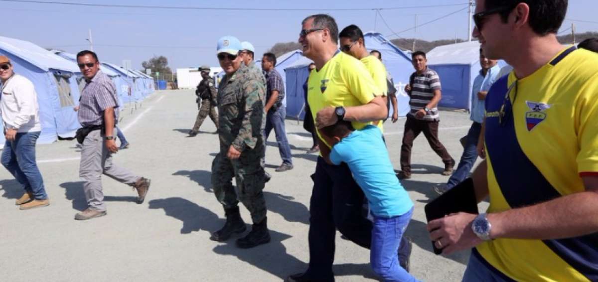 El presidente de la Rep&uacute;blica, Rafael Correa, durante una visita el 11 de octubre a los ciudadanos del albergue Fuerza Sucre, ubicado en la provincia de Manab&iacute;. 
