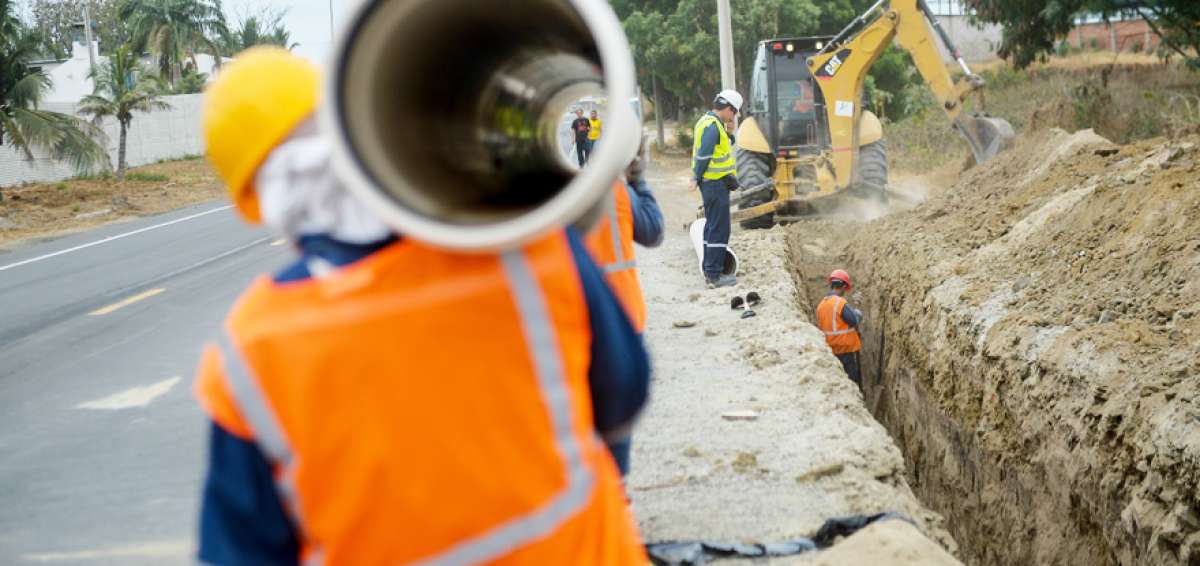 Tres frentes de la compa&ntilde;&iacute;a encargada de los trabajos colocan las tuber&iacute;as, a una profundidad de 1.80 metros.
