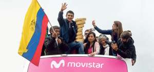 Richard Carapaz recorri&oacute; las principales calles de Tulc&aacute;n a bordo de un bus, acompa&ntilde;ado por su esposa, padres y familiares. Durante el recorrido, el cislista ecuatoriano exhibi&oacute; el trofeo que gan&oacute; en la prueba cicl&iacute;stica italiana.