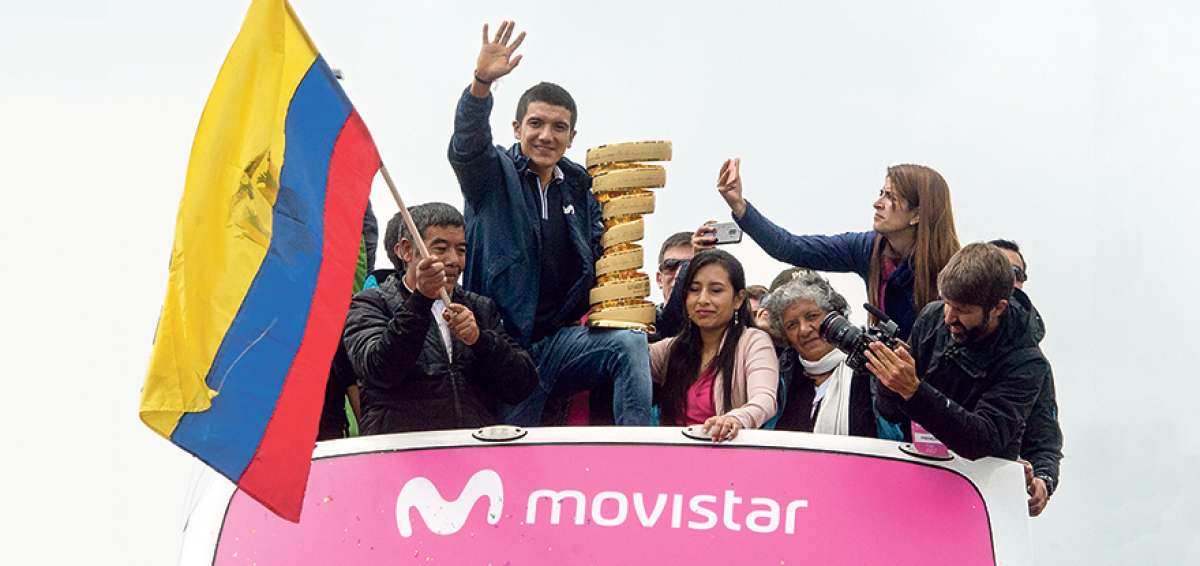 Richard Carapaz recorri&oacute; las principales calles de Tulc&aacute;n a bordo de un bus, acompa&ntilde;ado por su esposa, padres y familiares. Durante el recorrido, el cislista ecuatoriano exhibi&oacute; el trofeo que gan&oacute; en la prueba cicl&iacute;stica italiana.