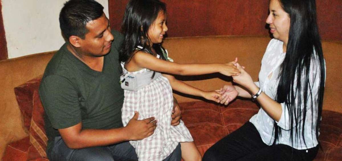Los padres de Dayanara ven c&oacute;mo su hija ha recuperado la audici&oacute;n luego de realizarse un implante coclear.