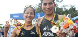 Elizabeth Bravo y Juan Jos&eacute; Andrade posan con las medallas de oro que ganaron este domingo 16 de junio en Salinas.
