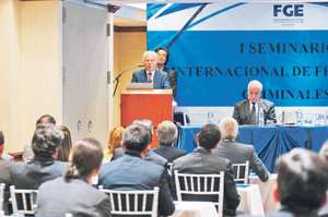 El fiscal Galo Chiriboga, junto a los expositores nacionales e internacionales que asistieron al seminario. Foto: John Guevara / El Tel&eacute;grafo.
