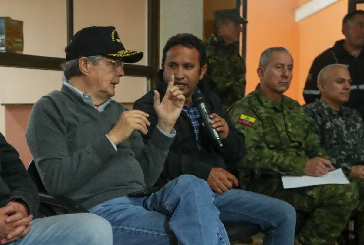 El presidente Guillermo Lasso llegó hasta las zonas más afectadas por el deslizamiento de tierra en Alausí.