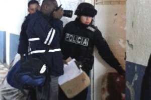 Los agentes decomisaron varios objetos en las celdas. 