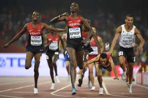 Kiprop se impuso en los &uacute;ltimos metros a su compatriota Elijah Motonei Manangoi. Foto: Agencia AFP