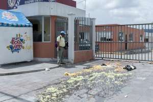 Los comerciantes botaron la comida en la administraci&oacute;n municipal Eugenio Espejo. Foto: Miguel Jim&eacute;nez/ EL TEL&Eacute;GRAFO